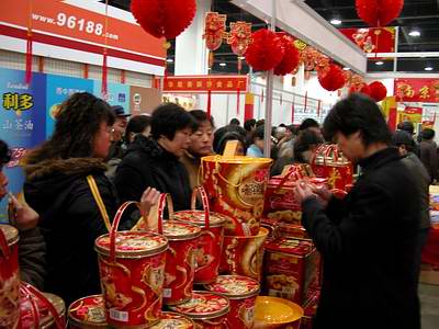 第十六屆上?！稗r(nóng)博會(huì)”開(kāi)幕 市民提前置辦年貨
